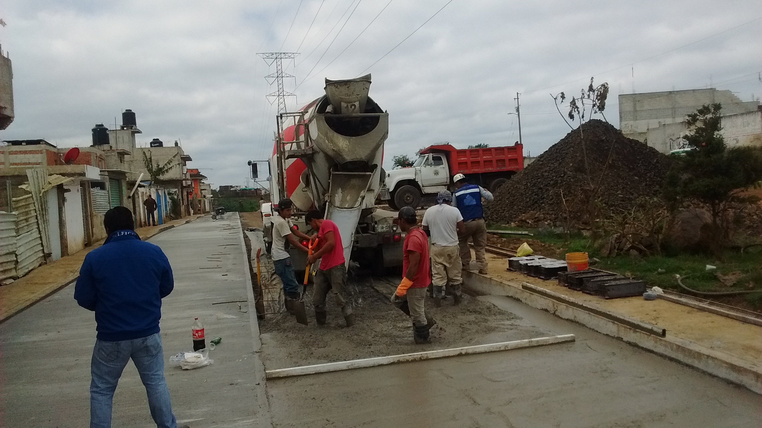 SUMINISTRO, COLOCACION Y TENDIDO DE CONCRETO DE 18 CMS. DE ESPESOR, CON RESISTENCIA A LA FLEXION (MODULO DE RUPTURA MR) IGUAL A 38 KG/CM2 CON ACELERANTE A 7 DIAS,...